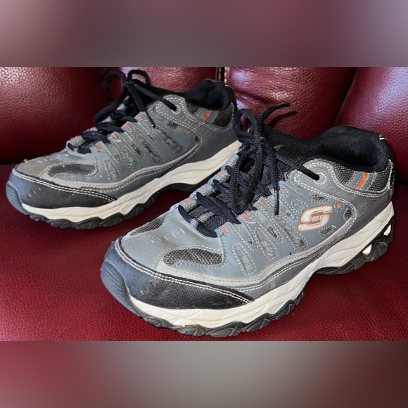 SKECHERS GYM SHOES - Picture 2 of 6